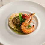 香ばしく焼き上げた海老とホタテ、お野菜を色鮮やかなバターソースで