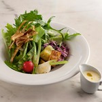 8種以上のお野菜、生ハムと濃厚なチーズの特製サラダ