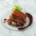 鰻をバターで焼き上げ、きのこのマリネと鰻の旨味を詰めた赤ワインのソースで合わせました