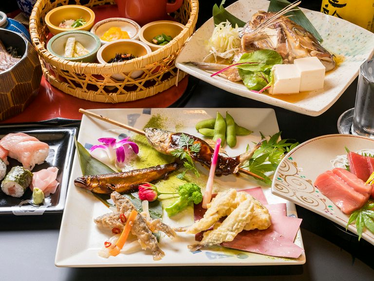 新鮮な三重県産の海の幸を肴に、昼からお酒を楽しむ贅沢な時間