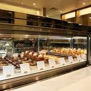 店内のショーケースには、常に20種類ほどのケーキがずらり。チョコレートやナッツを多用するプロヴァンスの定番ケーキに、旬のフルーツなどを使った季節のケーキが織り交ぜられていて、いつ訪れても楽しめます。