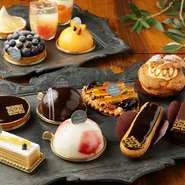 常時20種類程度用意されているケーキ各種。プロヴァンスの特徴であるチョコレートやナッツを生かしたコクのあるケーキ、フルーツを使った季節感あふれるケーキなど、様々な種類が用意されています。