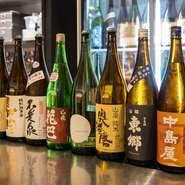 世界きき酒師コンクール世界大会ファイナリストであり、名誉きき酒師のオーナーが厳選した約100種類の日本酒の中から、その日おすすめの25種類をラインナップ。たっぷり飲み比べができるとあって人気のコースです。