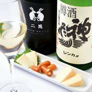 世界きき酒師コンクール世界大会ファイナリストであり、
名誉きき酒師のオーナーが厳選した日本酒の中から
お好きな日本酒（80ml）とおつまみ1品を味わっていただけます
