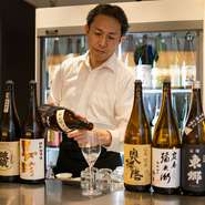 「日本酒はもちろん、この店に来ること自体を楽しんでほしい」と語る井川氏。ゲストの利用シーンに応じて、コンシェルジュのように一人ひとりに合ったきめ細やかなサービスで、とっておきの時間を提供してくれます。