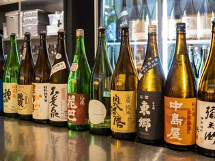 100種類ほどの純米酒を常備。日本酒に精通するきき酒師が厳選