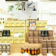 創業70年以上の【杉養蜂園】では、蜜蜂の飼育から採蜜、販売までを一貫して行っています。【ＫＩＴＴＥ名古屋店】では実際に商品を確かめられるので、大切な方への贈り物にも最適。