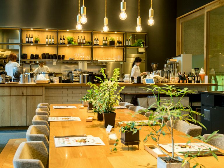 解放感溢れる明るい店内でくつろぐ、至福の時間