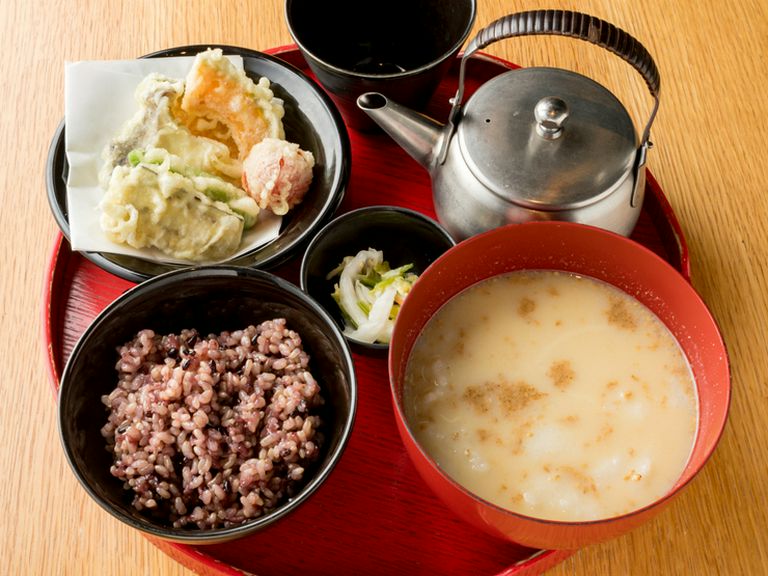 落とし芋と焼き餅の白味噌汁