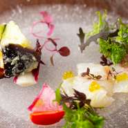 星付きレストランにも鮮魚を提供する「ねこや商店」門川店主の目利きによる宮崎県産地直送の新鮮な魚介を使った、最高級のカルパッチョです。門川店主とは、生産者と料理人を超えた絆があるとか。