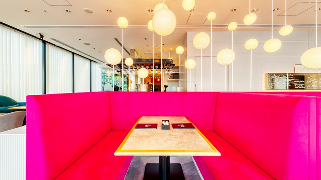 本格的なビストロ料理を、子どもと一緒に味わう家族のだんらん