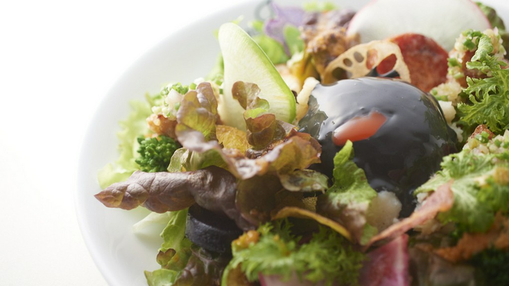 『半熟卵、鶏のフリット入り”野菜の美食”サラダ』