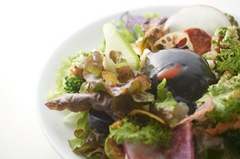 『半熟卵、鶏のフリット入り”野菜の美食”サラダ』