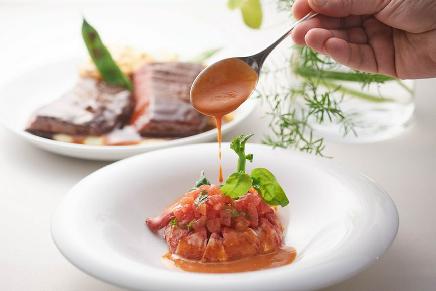 ビストロスタイルにアレンジされたフレンチの逸品を集めた『ビストロカラト特別コース』