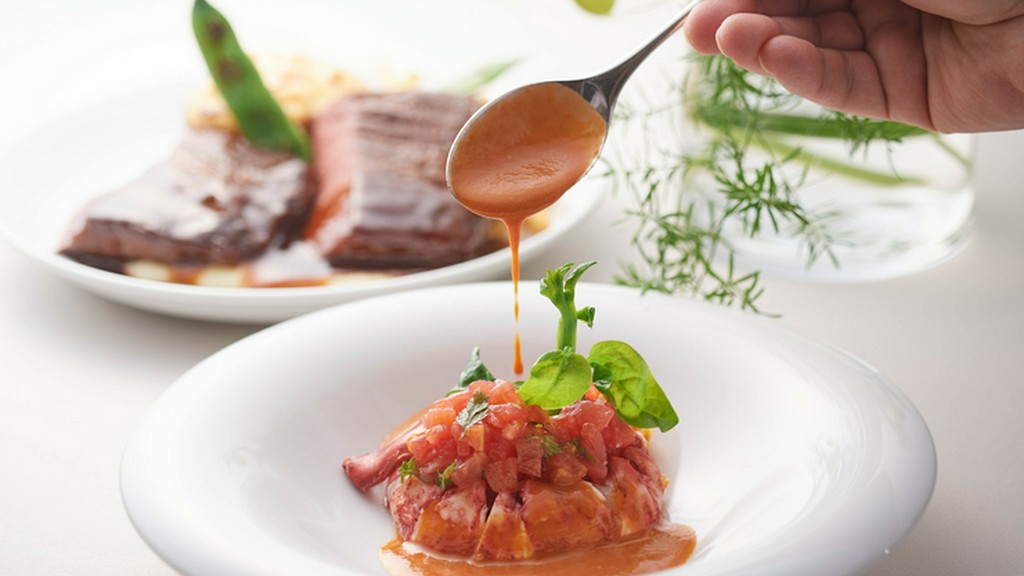 ビストロスタイルにアレンジされたフレンチの逸品を集めた『ビストロカラト特別コース』