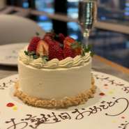 ※ホールケーキに添えるメッセージは備考欄にご記入ください。
※4名様以上のご予約の場合、ホールケーキサイズ8cm→12ｃｍにサイズアップ可能でございます。
ご希望の場合は備考欄にご記入ください。