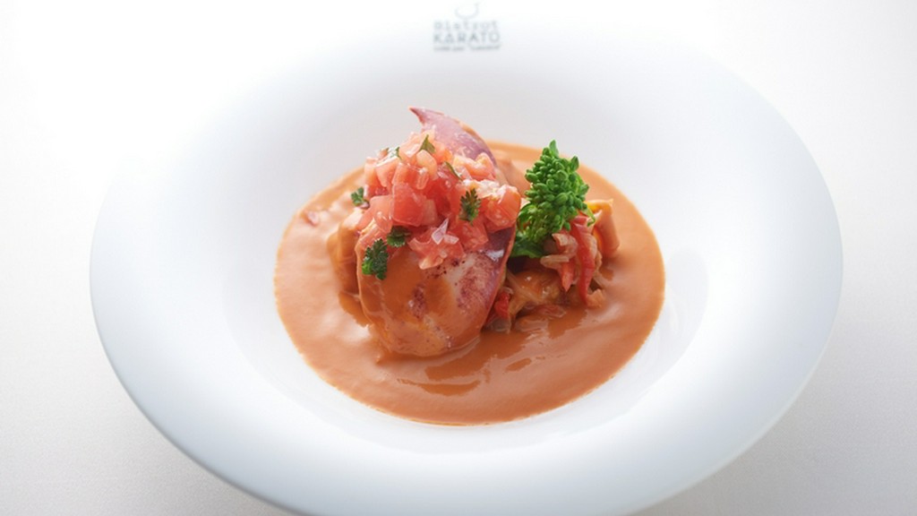 オマール海老　野菜で仕上げた”ワタリ蟹の冷製ビスクスープ”