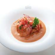 オマール海老　野菜で仕上げた”ワタリ蟹の冷製ビスクスープ”