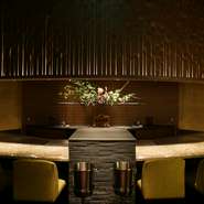 カウンターが設えられた個室は、少人数でも利用できる特別な場所。炎の上がる演出は、国内外のゲストからも高い支持を集めています。美味しい鉄板焼が、和やかな雰囲気をもたらすことでしょう。