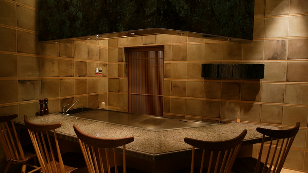 鉄板焼きの醍醐味を堪能できる、カウンター席