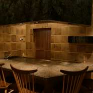 シェフの華麗な技を目の前で眺められるカウンターは、二人の大切な記念日やお祝いの席にもお誂え向きです。無料のサプライズデザートなど、お祝いごとをバックアップしてくれます。非日常体験はここで決まり。