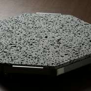 旨み以外の余分な脂を吸収してくれる溶岩のプレート