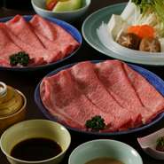 丁寧に引いた「だし」にくぐらせ、さっと火入れをすれば完成される極上の『しゃぶしゃぶ』。柔らかくとろけていくような至福の味わいです。つけだれは、さっぱりとしたポン酢と、香り豊かなオリジナルのごまだれ。