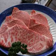 当店主役のお肉は、静かで、水や空気がきれいな山形県、月山のふもとにあります福寿館直営牧場で、丹精込めて育て上げた自慢の牛肉でございます。そのお肉の持ち味を活かした焼肉でご堪能ください。
