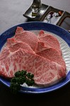 当店主役のお肉は、静かで、水や空気がきれいな山形県、月山のふもとにあります福寿館直営牧場で、丹精込めて育て上げた自慢の牛肉でございます。そのお肉の持ち味を活かした焼肉でご堪能ください。
