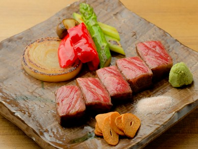 華麗な技で焼き上げる「福寿館牛」を堪能『鉄板焼きディナーコース』