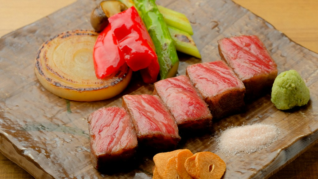 華麗な技で焼き上げる「福寿館牛」を堪能『鉄板焼きコース』