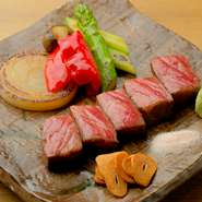 カウンター席でのみ味わうことができる限定のコースです。柔らかな赤身肉ヘレ又は、適度な霜降りのサーロインから選択。直営牧場で大切に育てられた「福寿館牛」をじっくりと楽しめます。