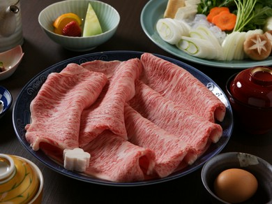 大判にスライスされた「福寿館牛」を特製の割り下でいただく『寿き焼』