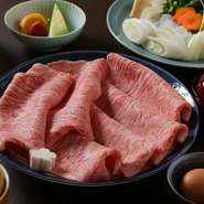 肉の美味しさと特製の割り下が重なる贅沢な逸品。割り下で煮込み焼いたロース肉は、まずはそのままいただくのがおすすめです。2枚目からは卵にくぐらせ、味の変化を楽しんで。