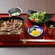 寿き焼き重・サラダ・温泉卵・赤出し・香の物