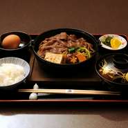 一人鍋のすき焼きです。
調理した物をご提供致します。
・御飯・赤出し・香の物