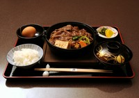 一人鍋のすき焼きです。
調理した物をご提供致します。
・御飯・赤出し・香の物
