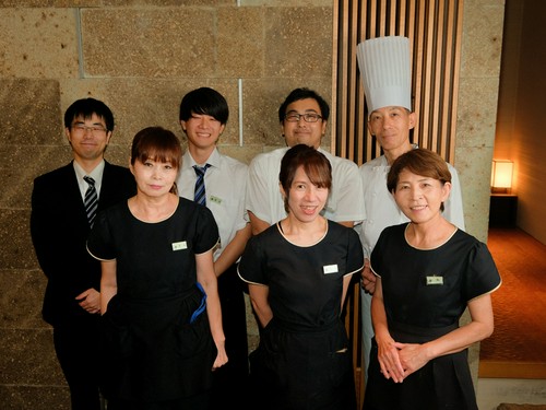 細やかな配慮と温かな笑顔で出迎えるスタッフ