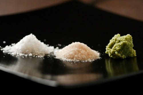 岩塩・わさび・自家製ポン酢など肉本来の旨みを引き出す調味料