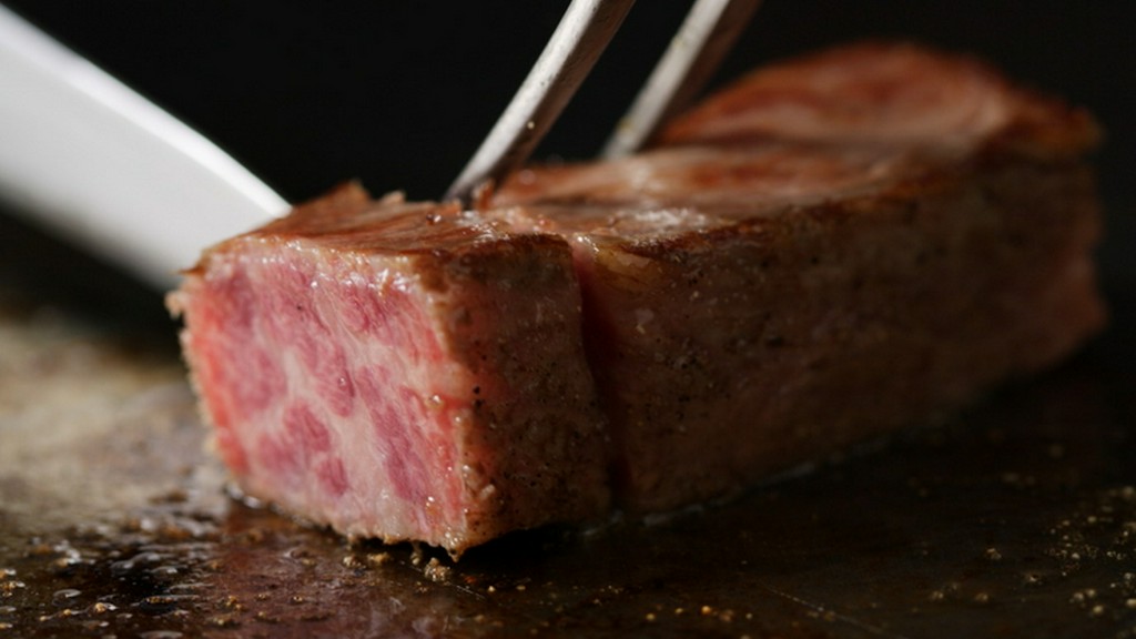 五感全てで味わうことができる『鉄板焼ステーキ』