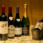 ゲストのニーズに加え、料理に合うワインを選ぶのもソムリエとしての大きな役割です。ワインの風味や酸味・甘みなどが料理と調和し、適切なワインを料理とペアリングすることで、食事の味わいがさらに引き立ちます。