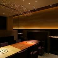 洗練された店内には、多数の個室・広々としたテーブル席が備わっています。ショッピング帰りに立ち寄る方やデート、会食など訪れるシーンはさまざま。どんな時にも美味しい肉料理を存分に満喫できます。