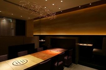 落ち着きのある空間で、多彩なスタイルの肉料理を楽しめる店