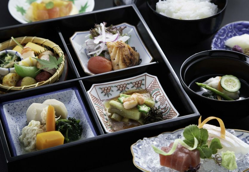 美しい弁当箱に詰められた伝統の味『松花堂弁当』※数量限定