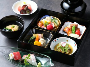 お祝いや会食にふさわしい伝統の味わい『松花堂弁当』
