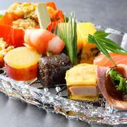選りすぐりの食材を使い、さまざまな料理を盛り合わせた八寸。季節や仕入れによって内容を変えて、旬の味覚を集めています。写真は鱧の子の卵とじ、トウモロコシ、フォアグラのゼリー寄せなどを涼しげなガラス器で。