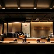 端席には4名様が並んでご利用いただける人気のお席もございます。