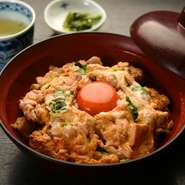 「鳥幸地鶏」の玉子を使った、濃厚な卵の味わいが楽しめる名物の『親子丼』です。お腹が満たされていても、食べたくなる〆の逸品。とろとろとした卵の食感と鶏肉の美味しさがしっかりと絡み合っています。