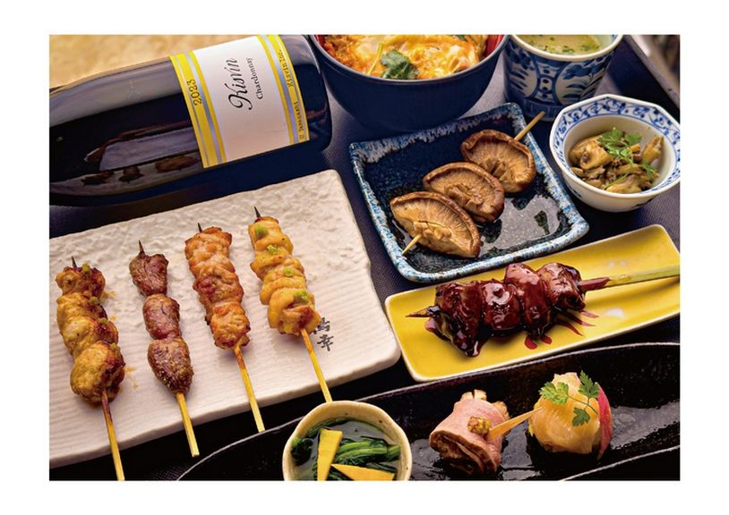 先付、前菜から焼鳥、名物の白レバー串、八ヶ岳卵を使用した〆のご飯までついたコースです。