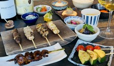 合鴨入りつくねを含む串6種、季節の野菜串2種、逸品・名物玉子かけご飯などの満足のコース